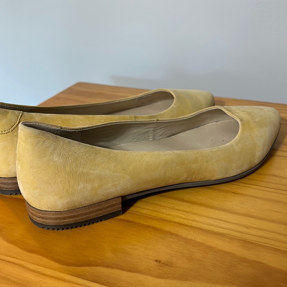 Ecco flat. Butter yellow